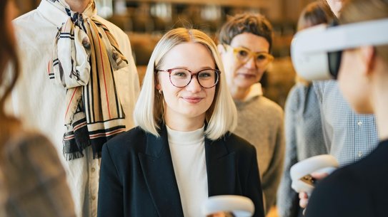 Studierende mit VR-Brille | Foto: ZU, Ilja Mess