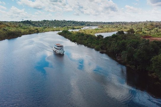  LEIZ: Transultural Student Research Group members cruising the Amazon (Source: Arthur Boccia)