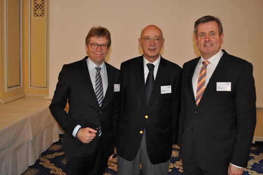 From left: Prof Dr Kai-Ingo Voigt, Chairman of the Board of the Erich-Gutenberg-Arbeitsgemeinschaft Köln e.V., Prof Dr Josef Wieland, LEIZ Director, Prof Dr Stefan Kayser, Vice-Chairman of the Board of the Erich-Gutenberg-Arbeitsgemeinschaft Köln e.V.