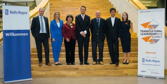 „Transcultural Leadership Summit“ at ZU (from left): Dr. Stefan Sommer, ZF Friedrichshafen, moderator Astrid Oldekop, Mediapoint Düsseldorf Beijing, Prof. Dr. Rong Pei, Beijing Institute of Technology, Marcus A. Wassenberg, Rolls-Royce Power Systems, Prof. Dr. Josef Wieland, LEIZ, Dr. Dahai Yu, Dr. Yu Consulting and Investment, and student project head Isabelle Yu.