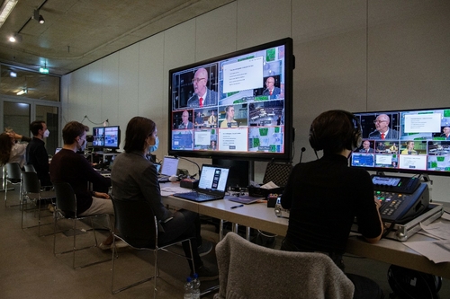 Picture ZU | Nicolas Buehringer: A look behind the scenes: The team of the Bewegtbildwerft together with LEIZ staff and students made an interactive online format possible.
