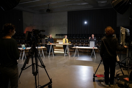 Picture ZU | Nicolas Buehringer: LEIZ Director Professor Josef Wieland during his lecture entitled "The Concept of Transculturality Applied to the New Silk Road(s)", together with moderators Katja Hellkötter (left) and Katharina Koerth.
