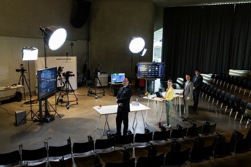 Picture ZU | Nicolas Buehringer: The event was broadcast as an online format from the ZF Campus of Zeppelin University, including the panel discussion with Dr Lennart Brand, Katharina Koerth, Paul Röck and Jun.-Profesor Matthias Niedenführ (from left to right).