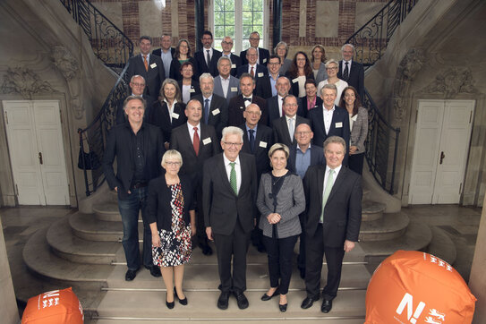 The members of the Advisory Council on Sustainable Development (first row, second from left: state premier Winfried Kretschmann; second row, third from left: LEIZ director Josef Wieland) (Source: Fotograf KD Busch).