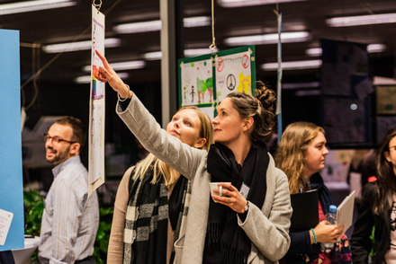 During Coffee, Cake & Culture-Sessions, the participants enjoyed the exhibition "The future we want! A child's perspective" with artworks from Brazilian and German children.