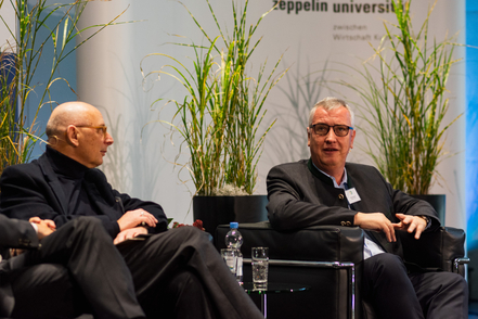 Peter Gerstmann (CEO of Zeppelin GmbH, on the right), in a panel discussion chaired by LEIZ Director Prof Josef Wieland (on the left). 
