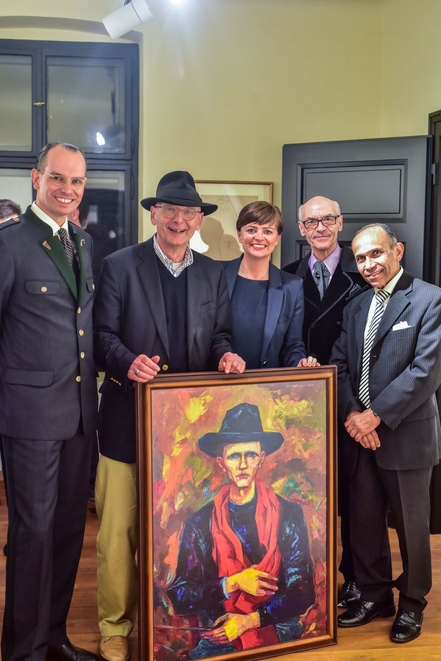 From right: HE Prof. Dr. Hazim Atiatalla (Univ of Helwan), Prof hc Werner Lexen (Societas Futura), Dr Ramona Kordesch (Societas Futura), Prof Josef Wieland (LEIZ), Dr Lennart Brand (LEIZ) – in the foreground a print of Maximilian Florian’s famous self-portrait