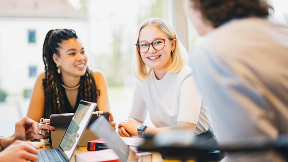 Individuell auf Mitarbeitende einzugehen, wird für Führungskräfte immer wichtiger. Im neuen Masterstudiengang Psychology & Management | PSM werden junge Menschen auf diese Führungskompetenzen vorbereitet.