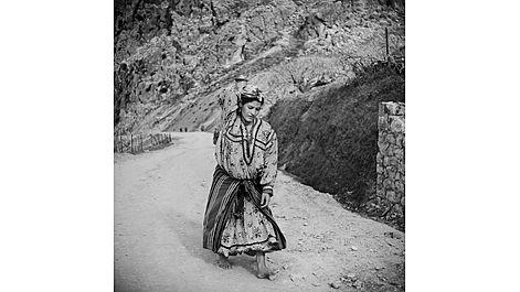Kabylie. Le retour de la fontaine.