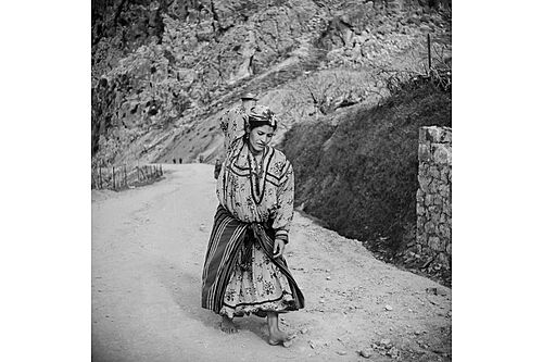 Kabylie. Le retour de la fontaine.