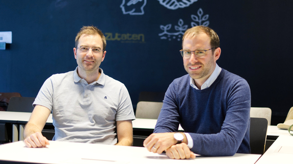 Prof Matthias Weiss und Prof Steffen Eckhard engagieren sich an der ZU für KI