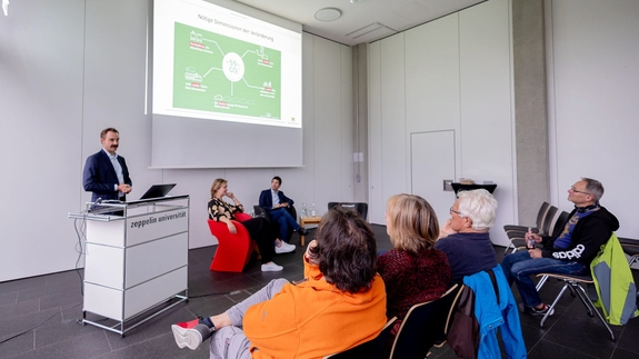 Dr. Christian Förster, Leiter des Referats Klimaschutz im Verkehr im Ministerium für Verkehr Baden-Württemberg, erklärt der Zuhörerschaft, dass die Verkehrswende mehr als nur Klimaschutz ist.