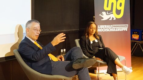 Prof Georg Jochum stellt sich den Fragen der Moderatorin und des Publikums.