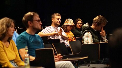 Zuschauer:innen diskutieren mit