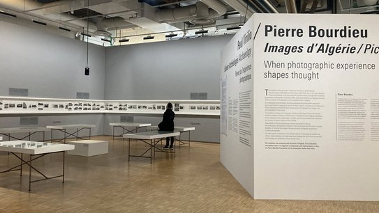 Die Dauerausstellung von Pierre Bourdieus Fotoarchiv im Centre Pompidou in Paris.