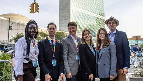 Youth Embassadors vor dem Hauptgebäude der UN.