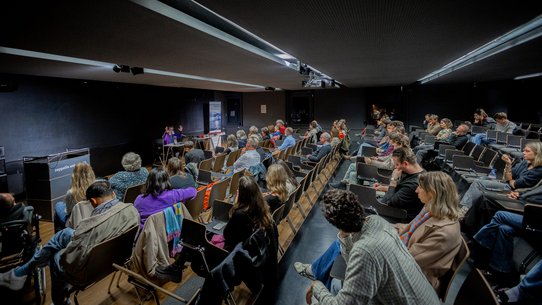 Eva Illouz stellt ihr neues Buch “Explosive Moderne” im Rahmen eines Book Launches an der Zeppelin Universität vor 