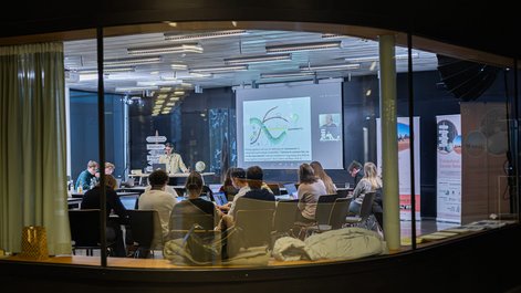 Interkulturelle Zusammenarbeit auf kleinem Raum.