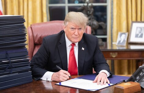 Leerer Schreibtisch? Stimmt ja gar nicht: so viele Mappen, so viele Unterschriften, so viel präsidial geleistete Arbeit, so viel präsidial gelöste Probleme! Nicht auf dem Bild zu sehen: Für jede Mappe gibt´s einen Filzstift fürs Volk.