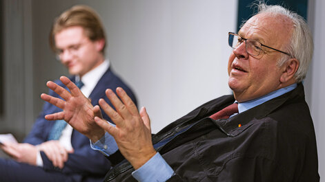 Gemeinsam mit dem PAIR-Studenten Jonathan Rauch und dem Publikum diskutierte Botschafter a.D. Martin Erdmann über Fragen der internationalen Sicherheitspolitik.