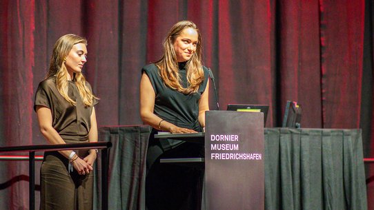 Lucia Fuchs und Charlotte Schmid halten die Ansprache der Alumni.