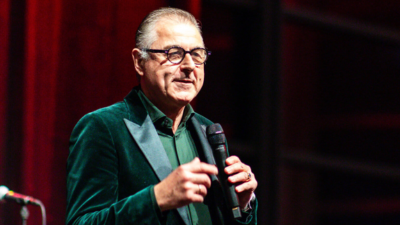 Ein spontaner Redner beim Gala-Abend der Graduierungsfeierleichkeiten im Spring 2025.