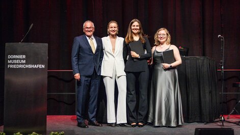Dr. Stefan Hofmann mit den Preisträgerinnen des Gips-Schüle Student Research Awards: Theresa Koch, Laura Grohmann und Lara Mixdorf (v.l.).