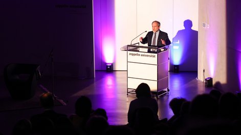 Friedrichshafens Oberbürgermeister Simon Blümcke drückt seine Bewunderung für das studentische Engagement an der ZU aus.