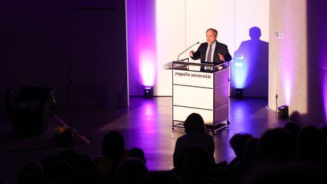 Friedrichshafens Oberbürgermeister Simon Blümcke drückt seine Bewunderung für das studentische Engagement an der ZU aus.