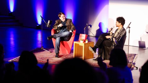 Zwei Alumni, Frieder Kümmerer und Ferdinand Wintermantel, erinnern sich an ihre eigene Zeit als Studierende der ZU.