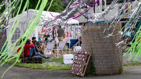 Im Innenhof des Kulturhauses Caserne konnte man es sich zwischendurch richtig gemütlich machen.