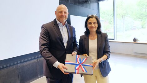 Brian Heath überreicht Präsidentin Achtziger ein Geschenk des US-Konsulats