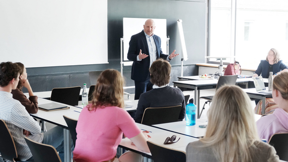 US-Generalkonsul Brian Heath im Gespräch mit Studierenden der ZU