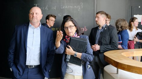 ZU-Präsidentin Prof. Anja Achtziger zeigt US-Generalkonsul Brian Heath den ZF Campus