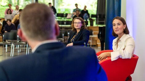 Kirsten Ludowig (m.) und Mina Tessenyi, Moderatorin des Club of International Politics.