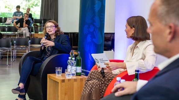 Kirsten Ludowig, stellvertretende Chefredakteurin des Handelsblatts (l.), und Oliver Köhr, Chefredakteur der ARD sprechen mit ZU-Studentin Mina Tessenyi.