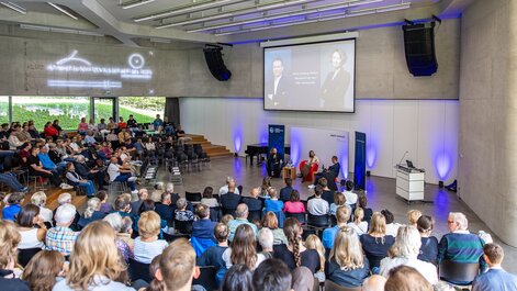 Fast komplett voll. Die Nachfrage nach den Meinungen der Spitzenjournalistin und des Spitzenjournalisten ist gefragt.