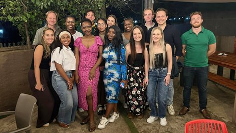 ZU und UP-Studenten bei gemeinsamen Abendessen und Austausch  am ersten Abend der Reise. 