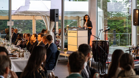 Präsidentin Prof. Anja Achtziger begrüßt die Absolvent:innen und ihre Familien.