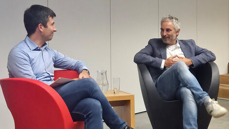 Nachhaltigkeitsmanager Dr. Fabian Sennekamp (l.) und bodo-Chef Bernd Hasenfratz sprechen über Lösungen im ÖPNV der Bodenseeregion.