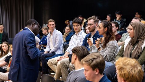 Im Austausch mit Studierenden der ZU.