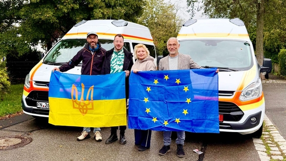 ZU-Student Matthias Eckmann (2.v.l.) war mit einem Konvoi mit Hilfsgütern in der Ukraine. Dazu gehören die beiden krankentransporter, die auf dem Bild zu sehen sind.