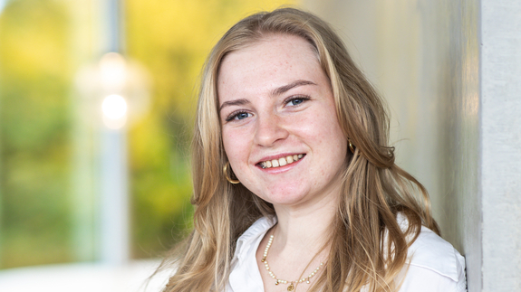 Studentin Medea Metzinger hat als Häfler Abiturientin das Häfler Stipendium an der ZU erhalten.