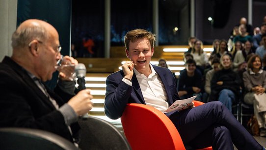 Gabriel Hoensbroech fühlt Gregor Gysi auf den Zahn.