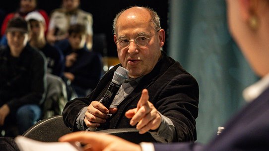 Aber Gregor Gysi kann auch sehr Ernst werden.