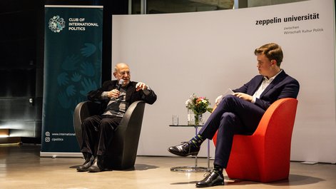 Gregor Gysi (l.) im Gespräch mit Gabriel Hoensbroech, Vorstandsvorsitzender des Club of International Politics.