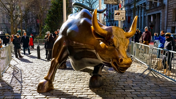 Wie geht es der US-Wirtschaft 2026? Das Bild zeigt den Bullen vor der Wall Street.