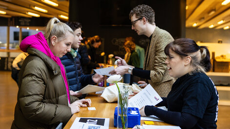 Das Team der Studentischen Vizepräsidentin ist für die neuen Studierenden an der ZU da und hilft ihnen, anzukommen.