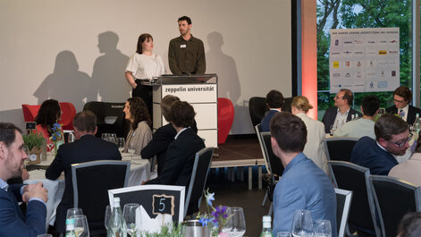 Emilia Bös stellt beim Galadinner der ZUG die Initiative vor, in der sie sich engagiert.