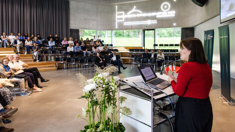 Emilia Bös moderiert an der Sommerparty der Studierenden 2025 im Graf-von-Soden-Forum.